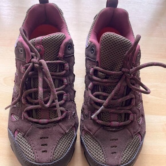 Ladies size 7 Merrill Hiking shoe - Picture 1 of 7